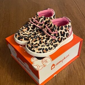 Oomphies Leopard Print Kids Shoes with Pink Accents sz 4T